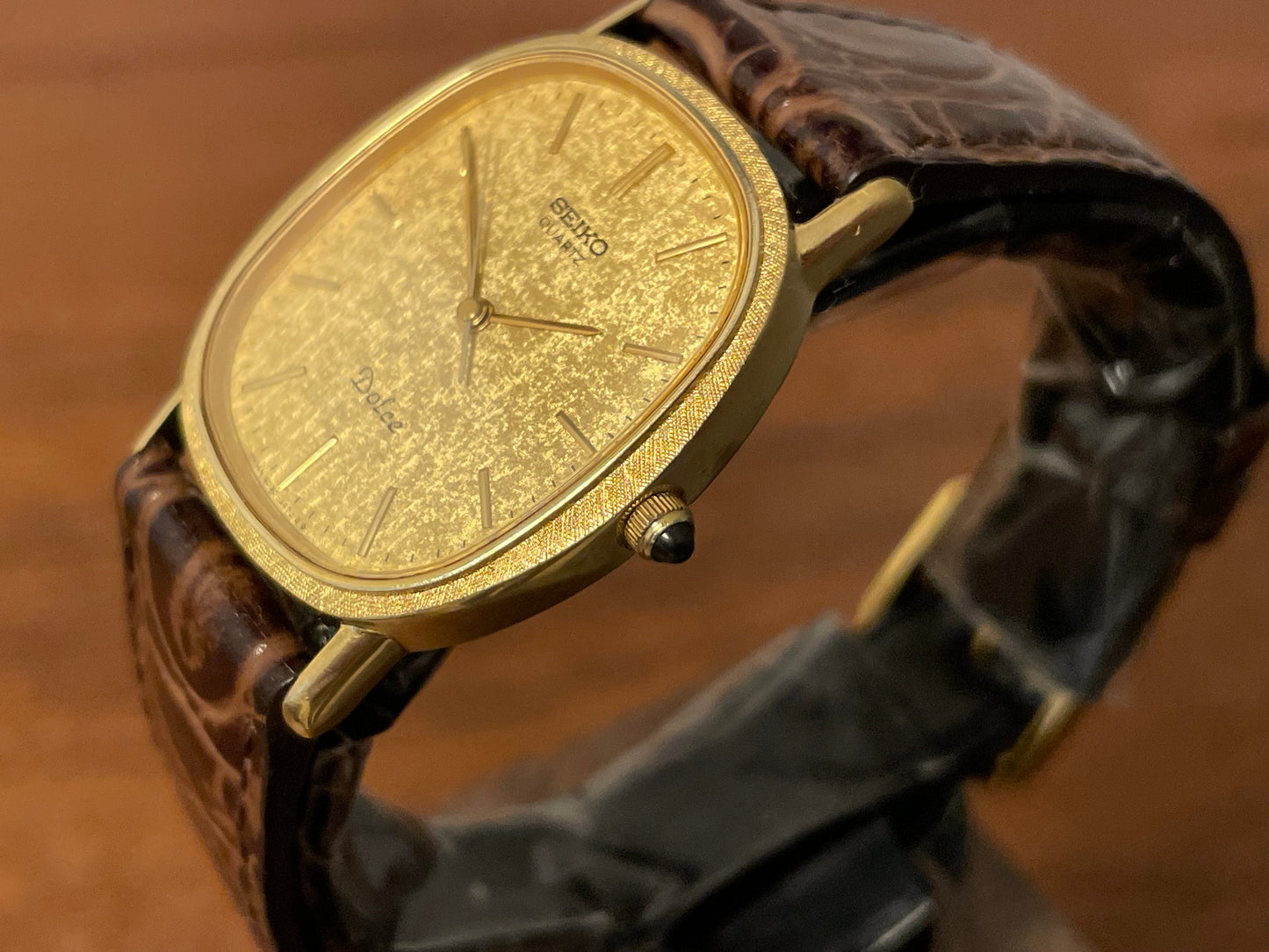 (1981) Seiko 6030-5410 Dolce "Ellipse" - gold plated case w/ etched bezel - gold textured dial w/ gold markers
