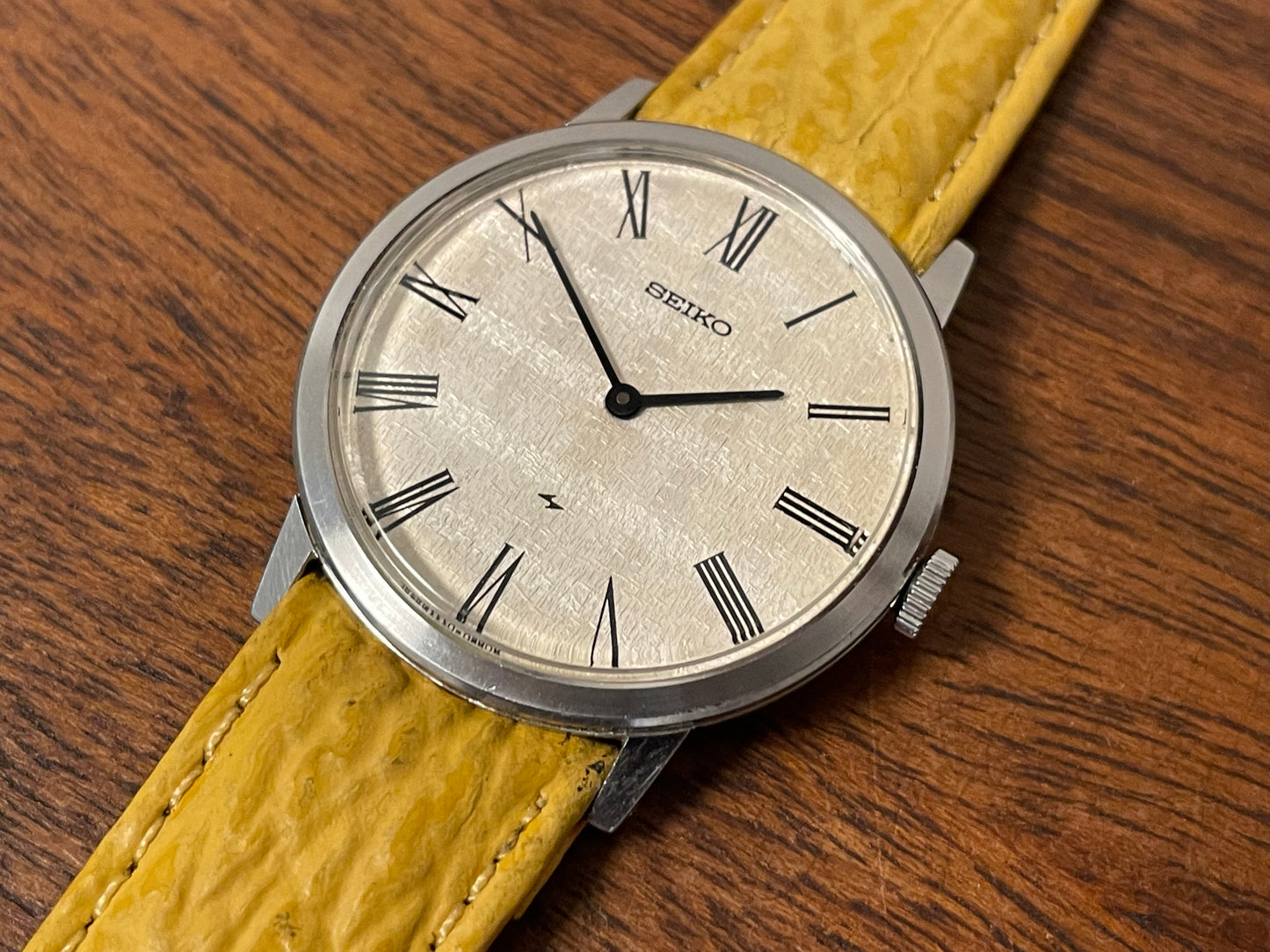 (1976) Seiko 2220-0180 Chariot dress watch - silver textured waffle dial w/ Roman numerals