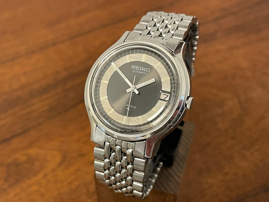 Front side (1975) Seiko 7005-7110 automatic 17 jewels - "bullseye" dial w/ date window