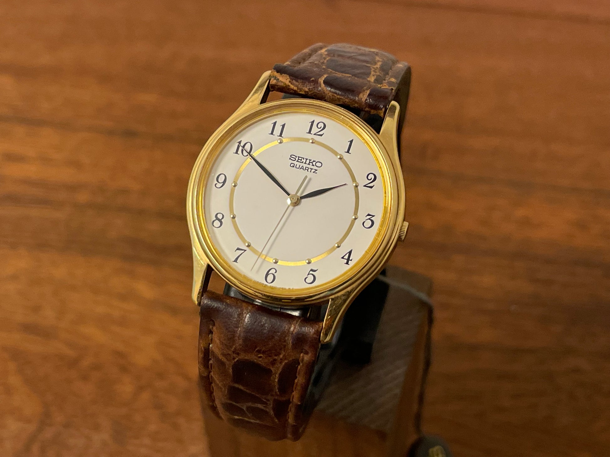 Front view (2003) Seiko 7N01-7041 quartz dress watch - gold case w/ white dial & Arabic numerals (NOS)