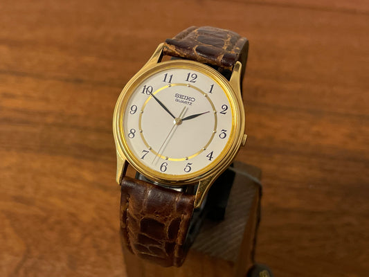 Front view (2003) Seiko 7N01-7041 quartz dress watch - gold case w/ white dial & Arabic numerals (NOS)