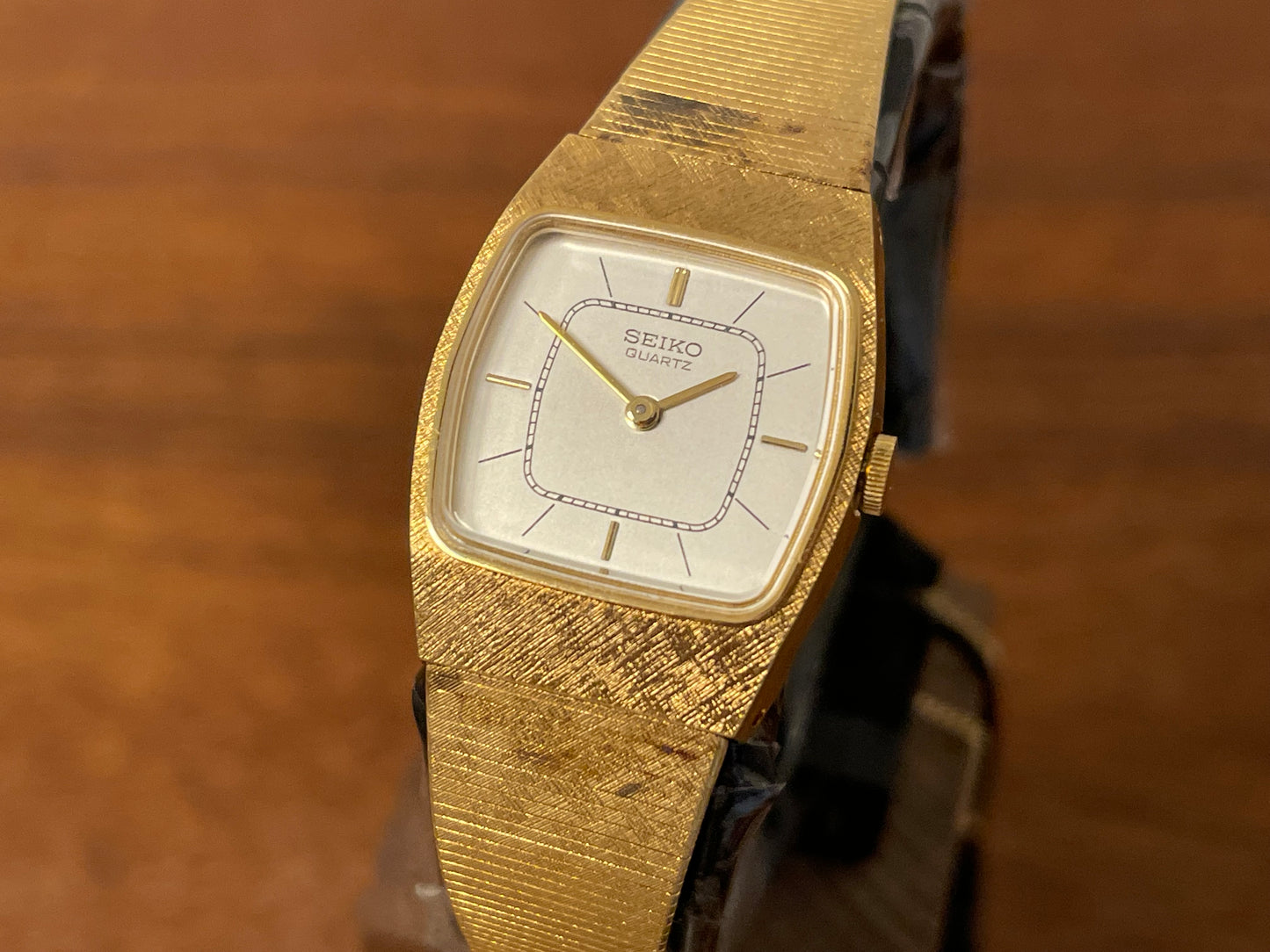 (1982) Seiko 5420-5160 - gold plated case w/ etched bezel - silver dial w/ gold markers - small size (NOS)