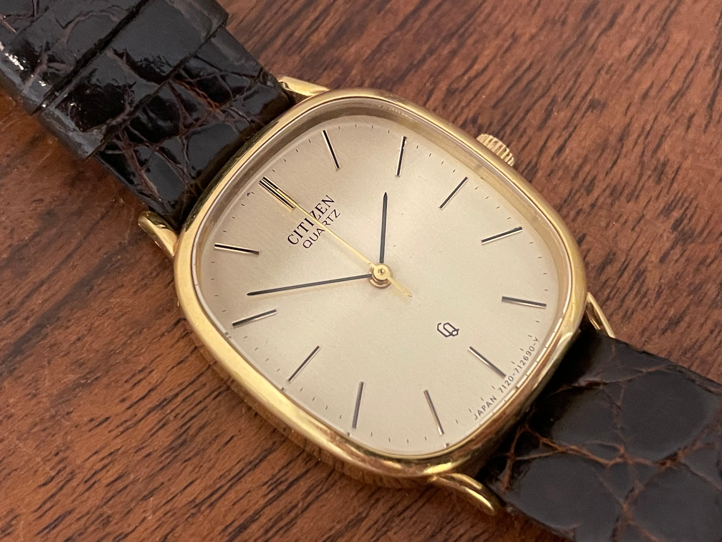 (1970s) Citizen 47-5181 "Ellipse" dress watch - 18K solid gold case - brushed champagne dial w/ gold markers