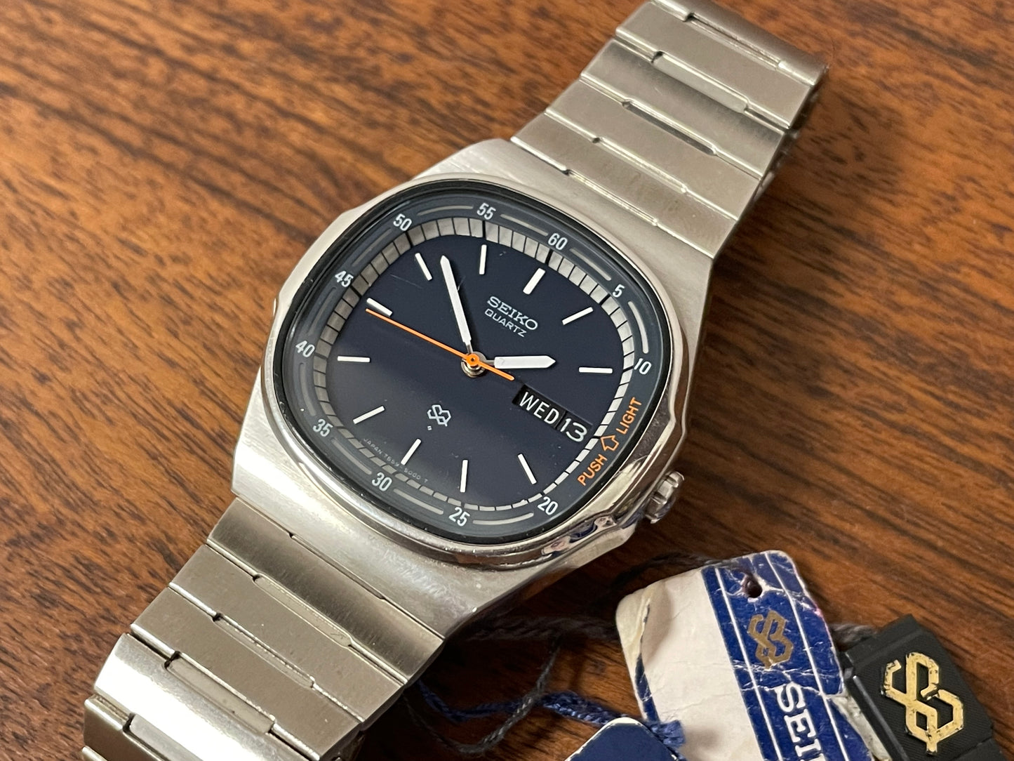 (1979) Seiko 7559-5000 Quartz "Night Light" - black dial w/ silver markers (NOS)