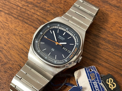 (1979) Seiko 7559-5000 Quartz "Night Light" - black dial w/ silver markers (NOS)