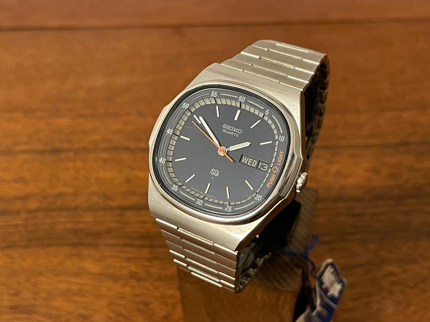 Front side (1979) Seiko 7559-5000 Quartz "Night Light" - black dial w/ silver markers (NOS)