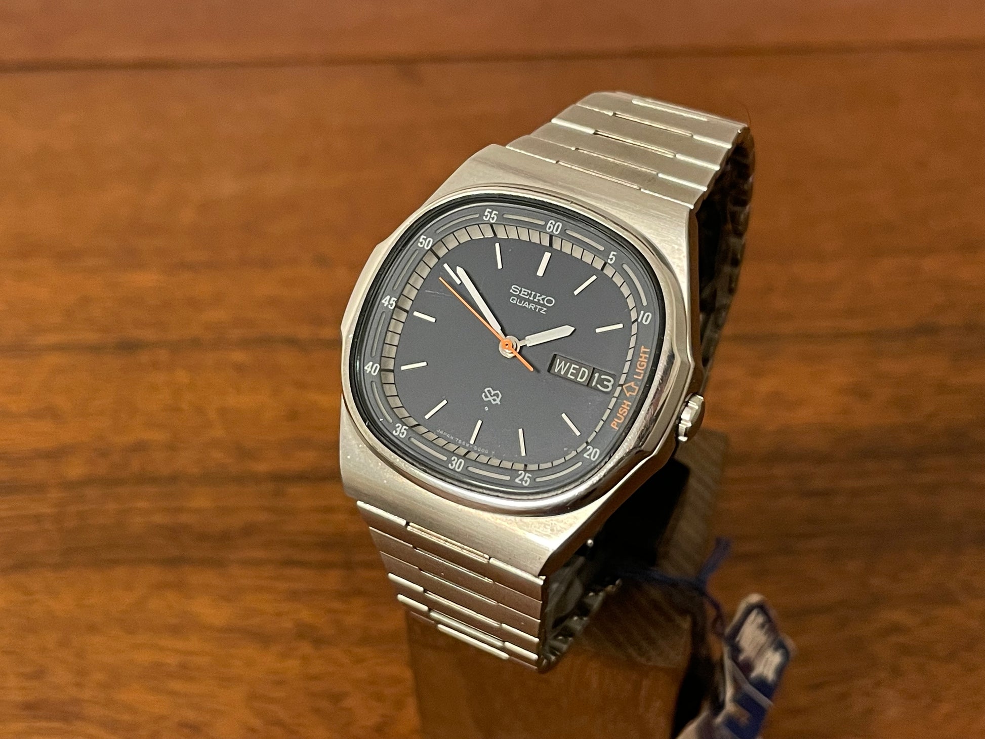 Front side (1979) Seiko 7559-5000 Quartz "Night Light" - black dial w/ silver markers (NOS)