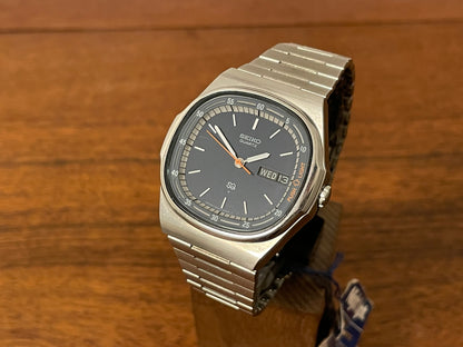 Front side (1979) Seiko 7559-5000 Quartz "Night Light" - black dial w/ silver markers (NOS)