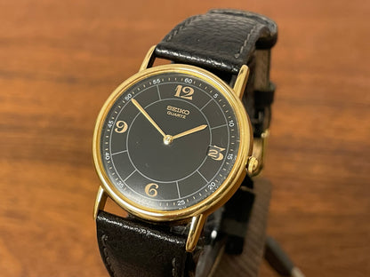 Front side (2000) Seiko 5Y39-7010 dress watch - gold colored case - black dial w/ flat gold Arabic numerals (NOS)