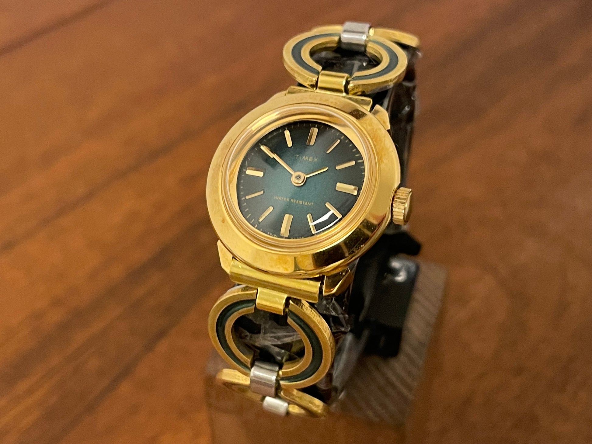 Front side (1970s) Timex 551-211 dress watch - gold case - green dial w/ gold markers - small size (NOS + full set)