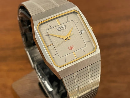 (1985) 5Y02-5010 Seiko 5 quartz - integrated bracelet - silver brushed dial w/ stick markers (mint)