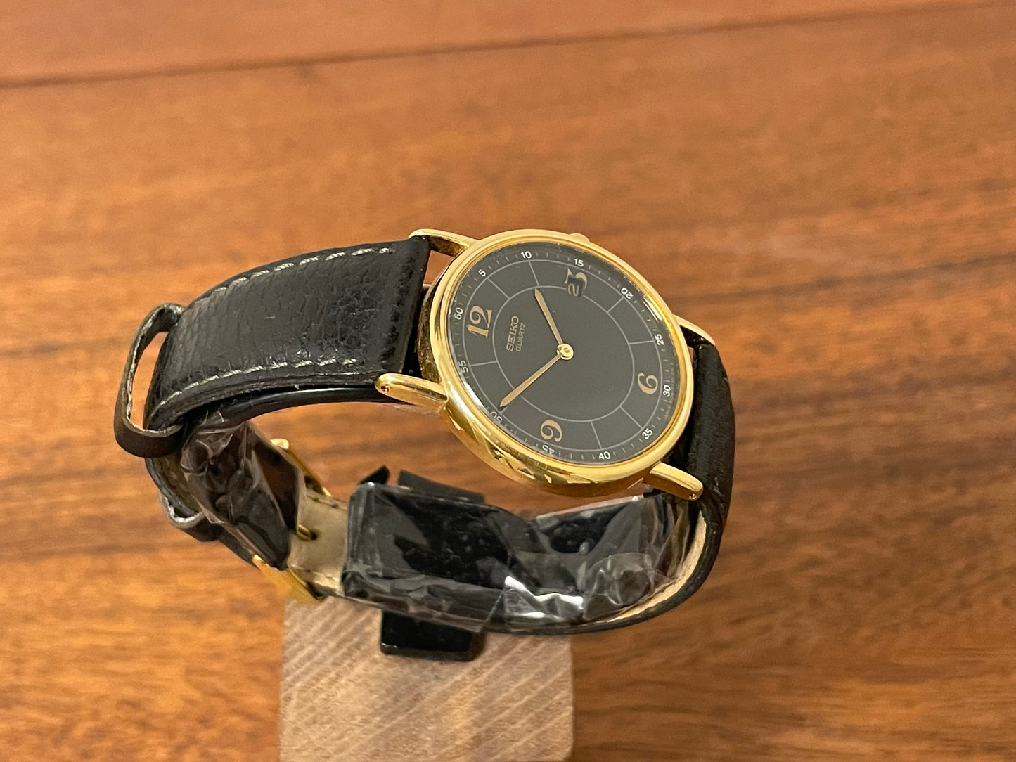 (2000) Seiko 5Y39-7010 dress watch - gold colored case - black dial w/ flat gold Arabic numerals (NOS)