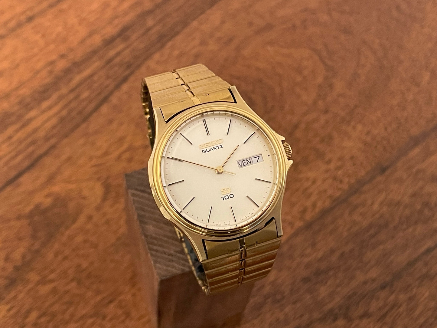 (1982) Seiko 6923-7010 SQ100 with day and date function (NOS)