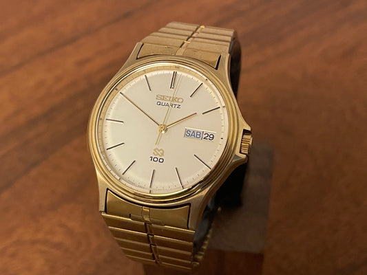 1982 vintage Seiko 6923-7010 SQ100 with day and date function (NOS) front view